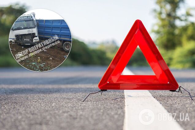 Під Дніпром вантажівка злетіла в кювет, постраждав водій. Фото