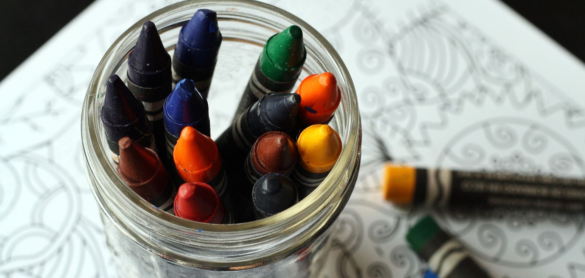 Ко Дню учителя дети рисуют открытки, рисунки, плакаты и стенгазеты