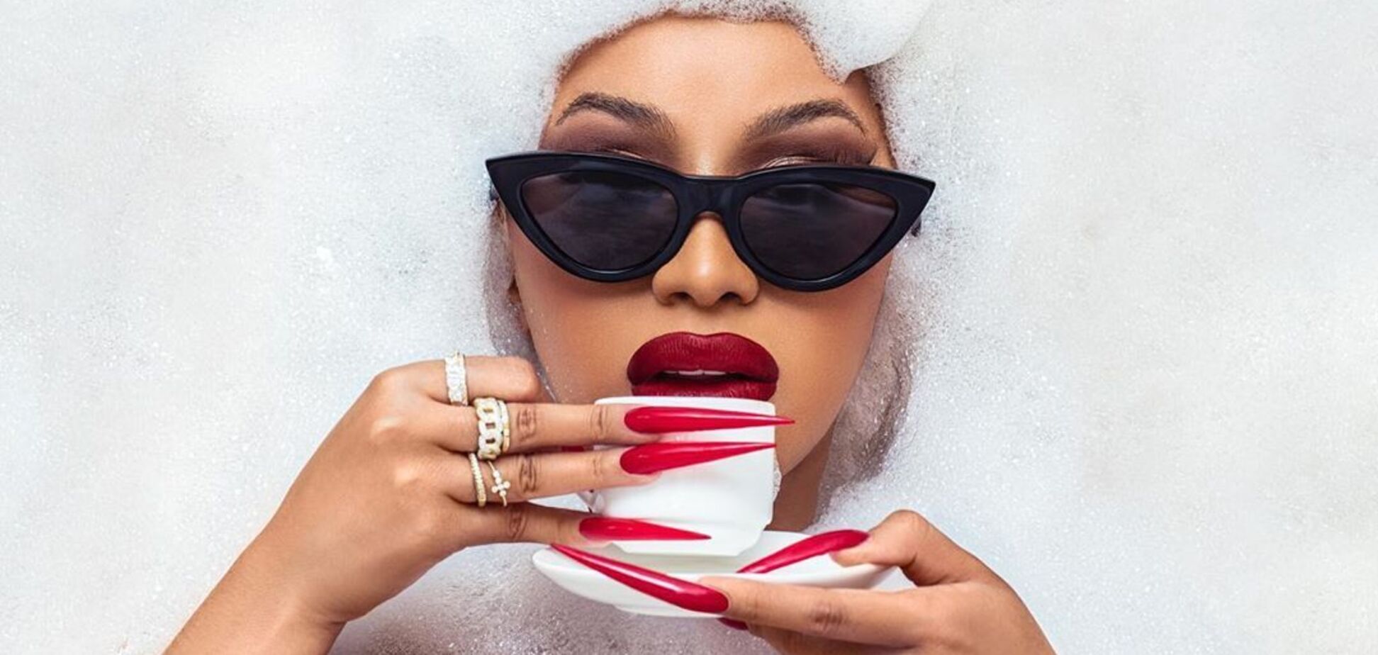 Cardi B с трендовыми ногтями