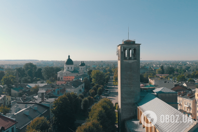 В Сокале вы найдете работы известного скульптора Григория Кузневича, который присоединился к отделке фасада львовского вокзала