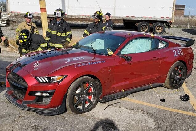 Пожарные сознательно уничтожили новый Ford Mustang Shelby GT500