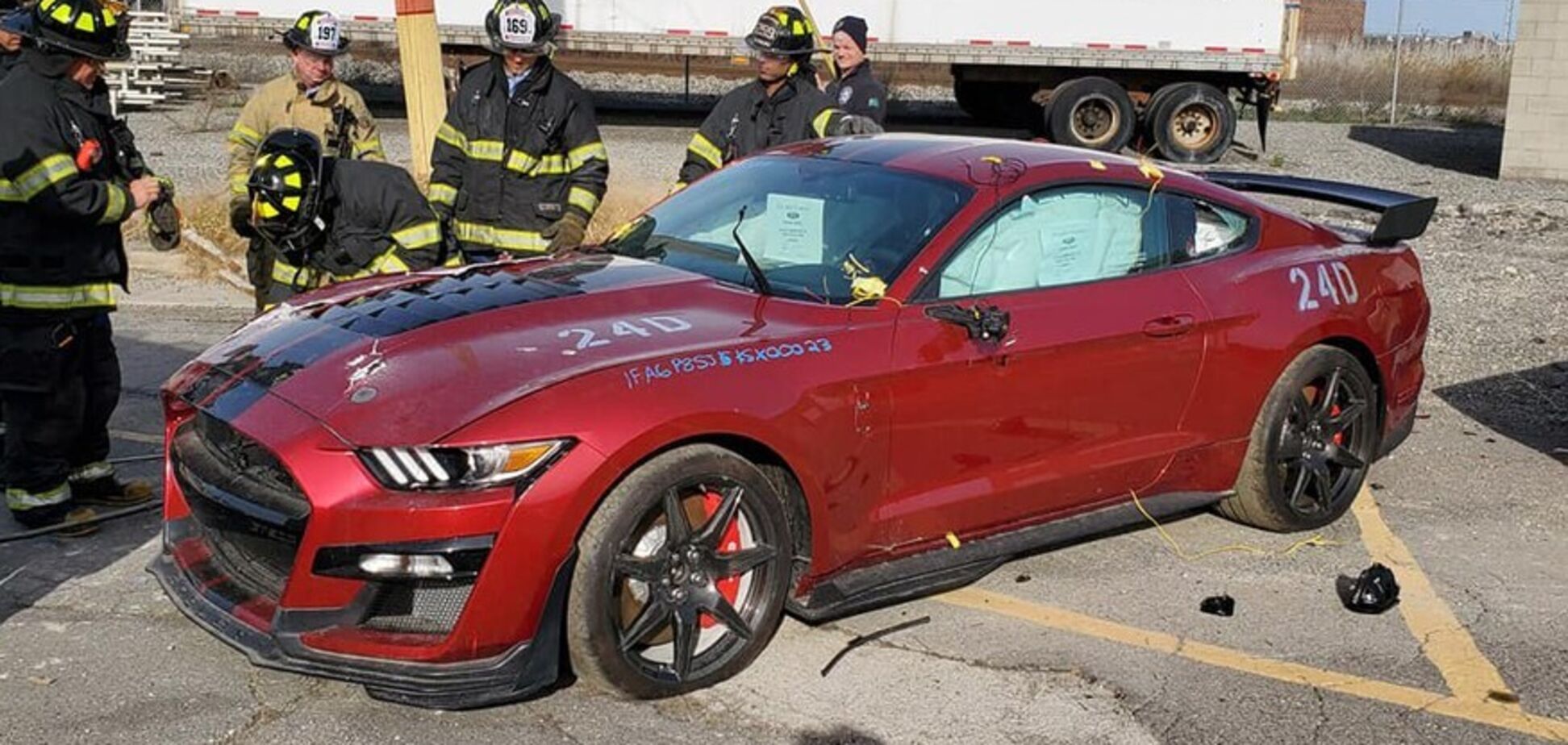 Пожарные сознательно уничтожили новый Ford Mustang Shelby GT500