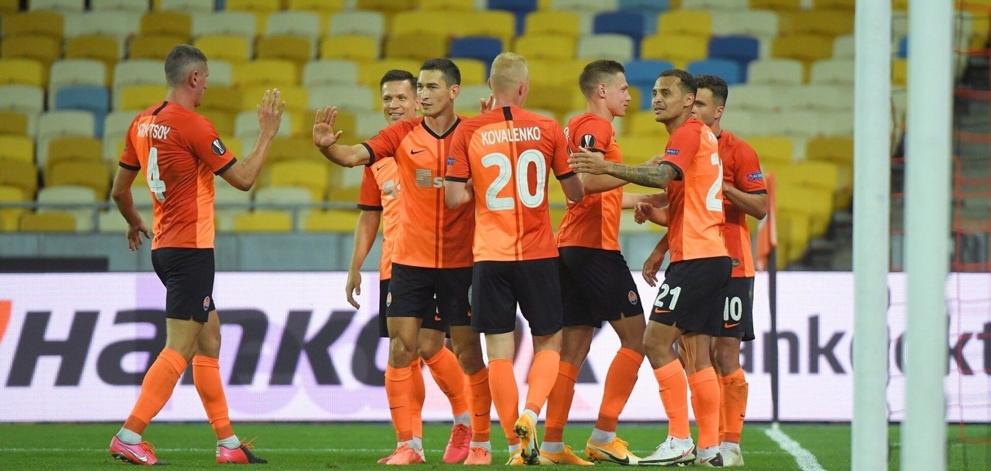 Футболисты 'Шахтера' празднуют гол 'Вольфсбургу'