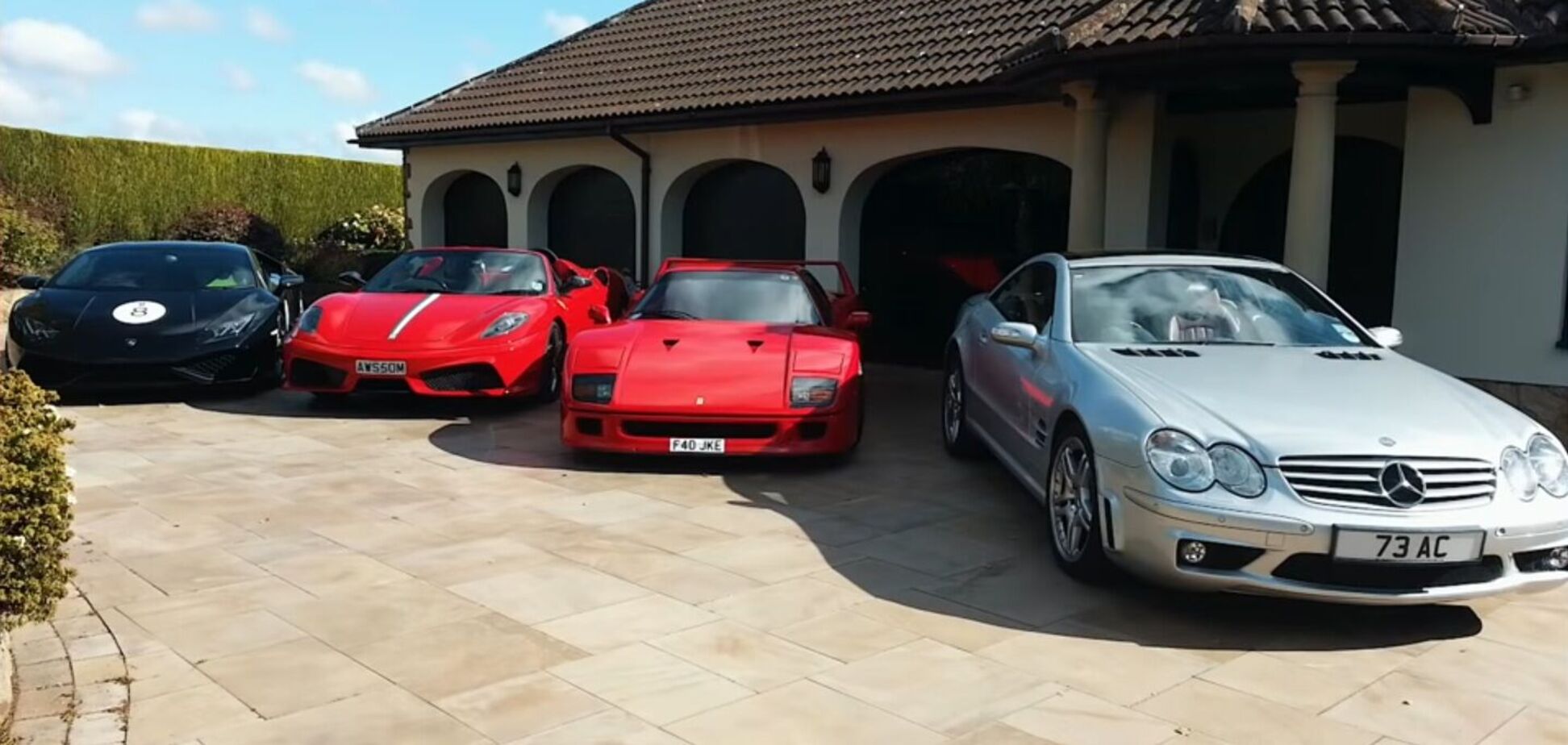 80-річний дідусь показав свою колекцію Ferrari: він доcі на ній їздить