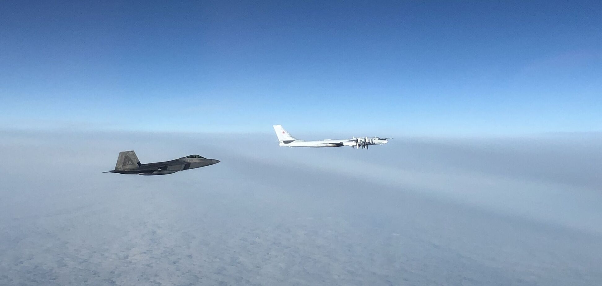 Винищувач США перехопив російські літаки