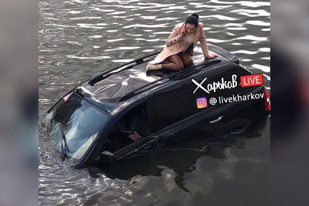 У Харкові автівка впала в річку
