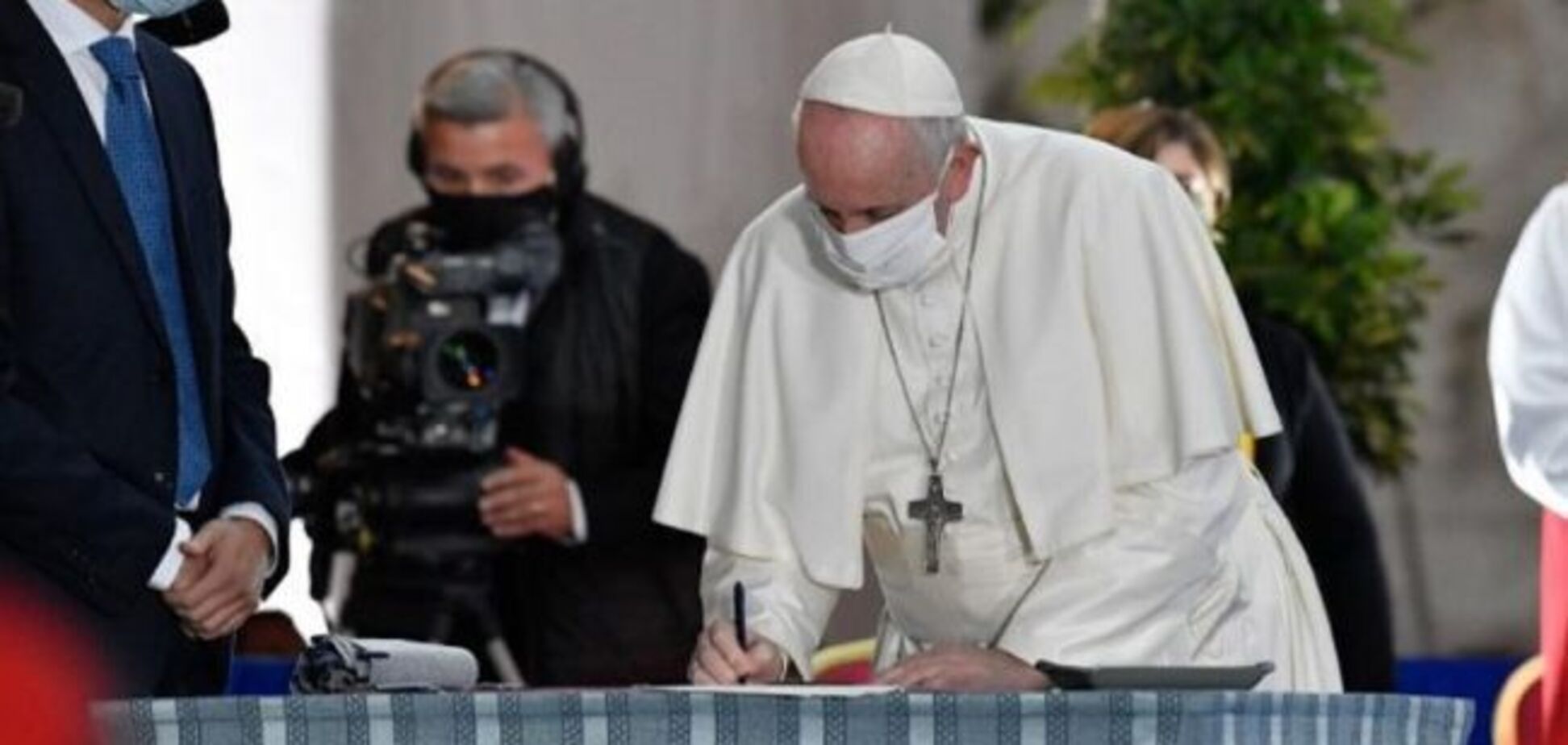Папа Римский впервые надел маску на публичном мероприятии