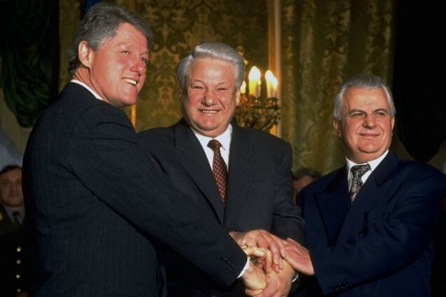 После подписания Будапештского меморандума Украина присоединилась к Договору о нераспространении ядерного оружия. Слева направо: Билл Клинтон, Борис Ельцин, Леонид Кравчук