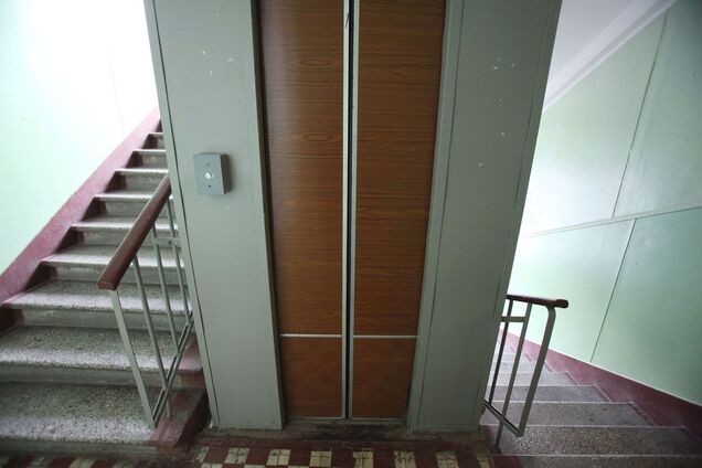 В Киеве в лифте с человеком оборвался трос