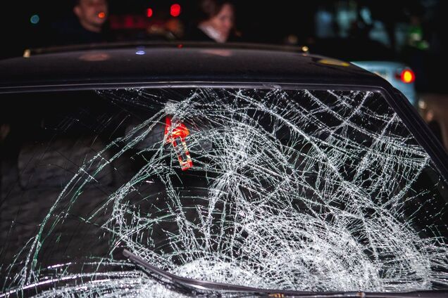 У Дніпрі авто збило жінку на пішохідному переході. Фото з місця ДТП