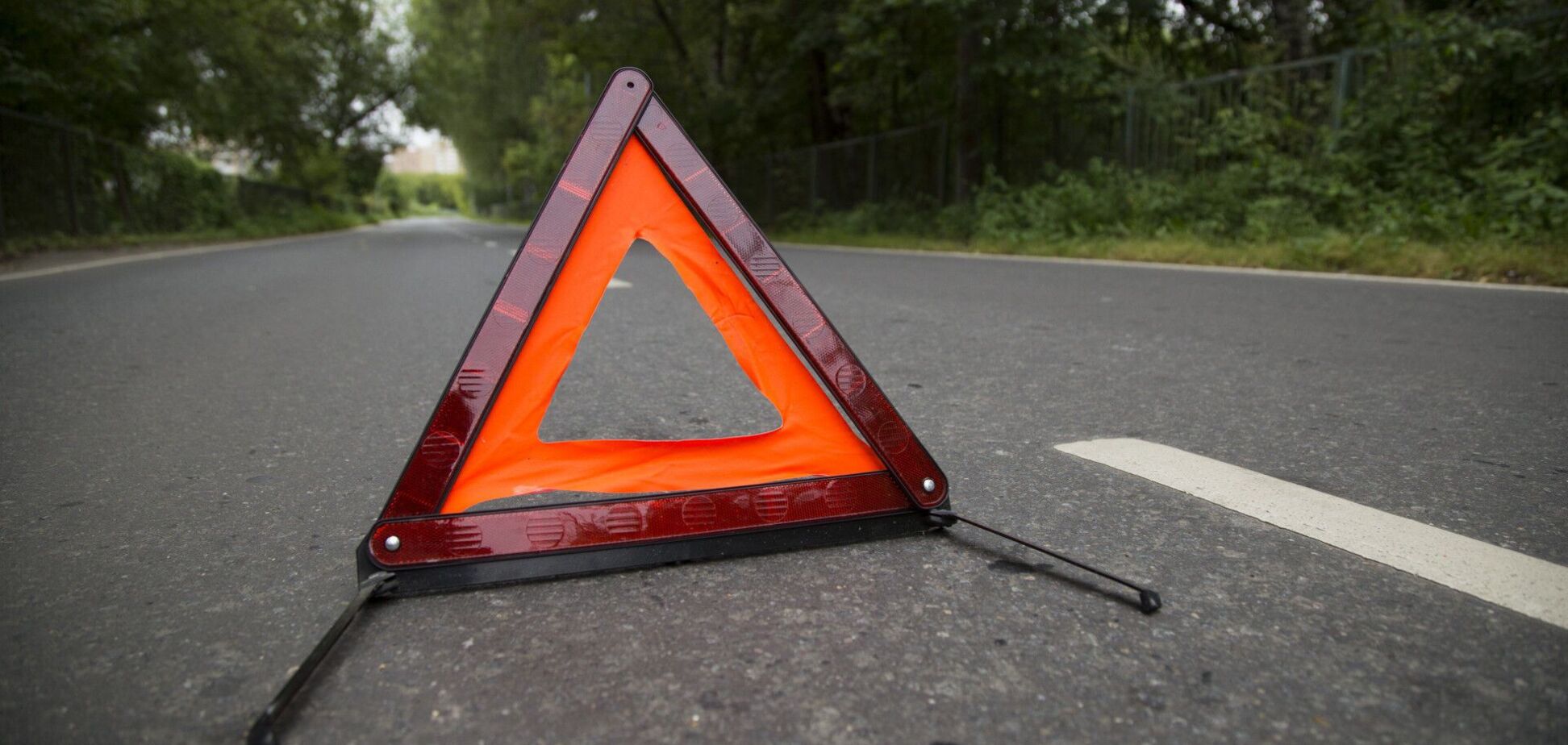 У Дніпрі пішохід потрапив під колеса автобуса. Фото 18+