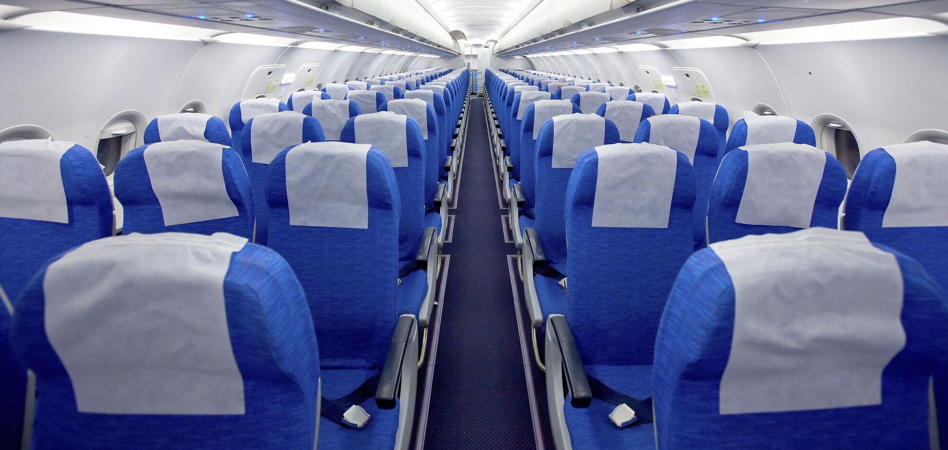 Раскрыта самая опасная поверхность для касания в самолете при пандемии