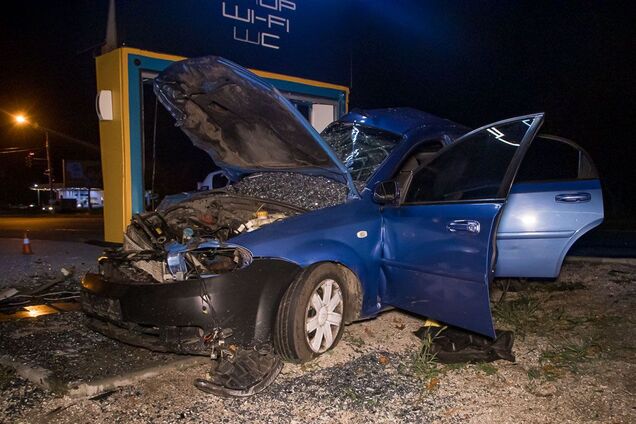 Під Дніпром авто влетіло в заправку: пасажира вирізали рятувальники. Фото