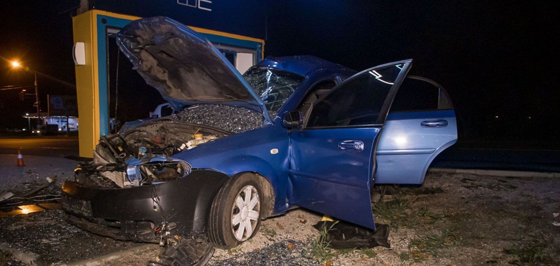 Под Днепром авто влетело в заправку: пассажира вырезали спасатели. Фото