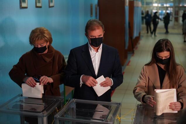 Александр Попов проголосовал на своем избирательном участке