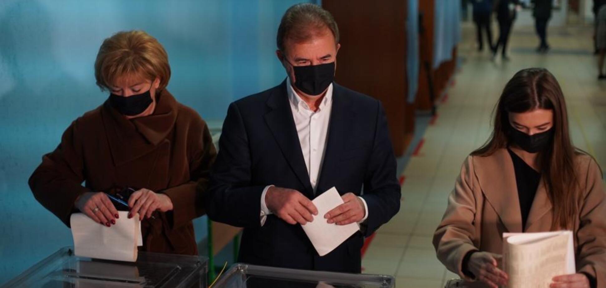 Александр Попов проголосовал на своем избирательном участке