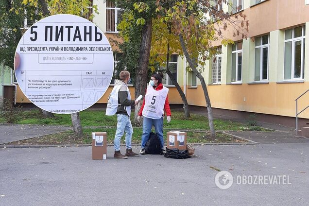 Українці бойкотували, волонтери розгублені: як пройшло опитування Зеленського