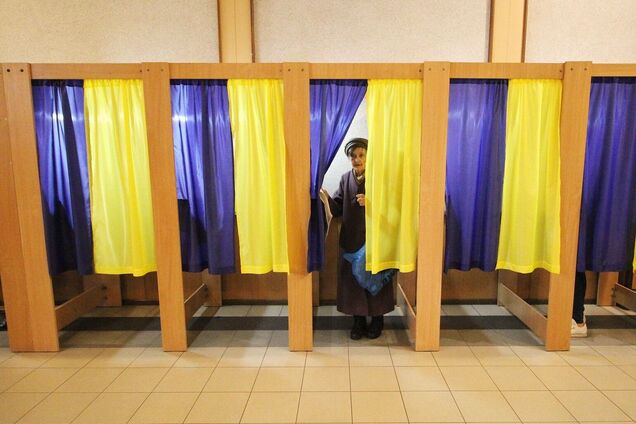 В Харькове люди не смогли проголосовать из-за сломанных кабинок