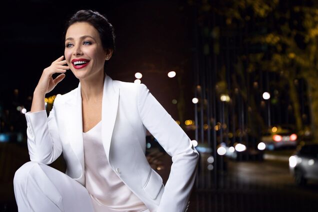 46-річна російська актриса Волкова роздяглася на камеру в центрі Парижа. Фото