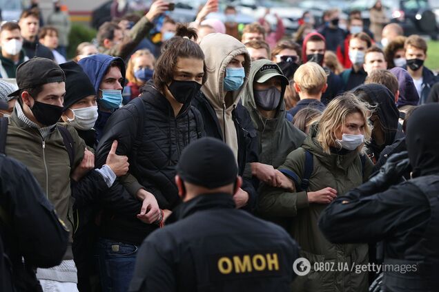 Лукашенко дает омоновцам квартиры и погашает кредиты, – оппозиционер