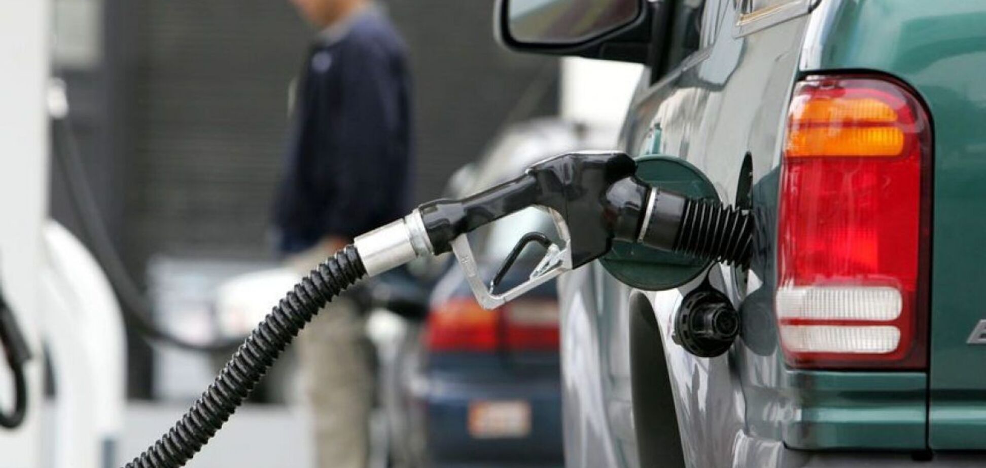 Соотношение стоимости бензина и зарплаты в Украине установило новый рекорд