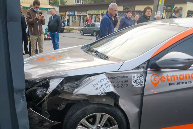 У Дніпрі авто, що потрапило в ДТП, вилетіло на тротуар і збило двох пішоходів. Фото