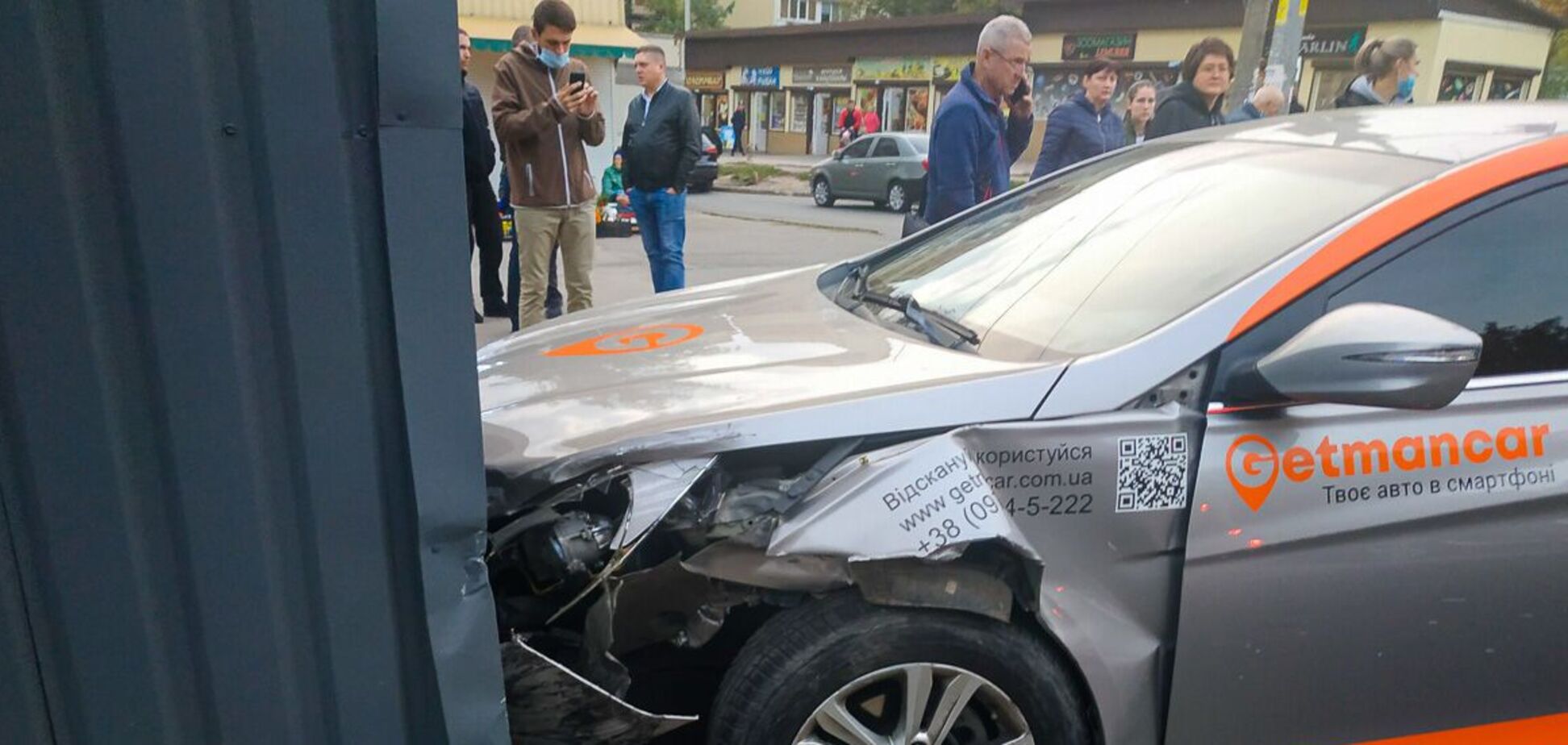 У Дніпрі авто, що потрапило в ДТП, вилетіло на тротуар і збило двох пішоходів. Фото