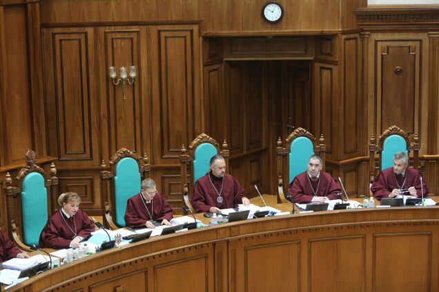 Глава НАПК рассказал, как КСУ дал топ-чиновникам 'зеленый свет' на коррупцию