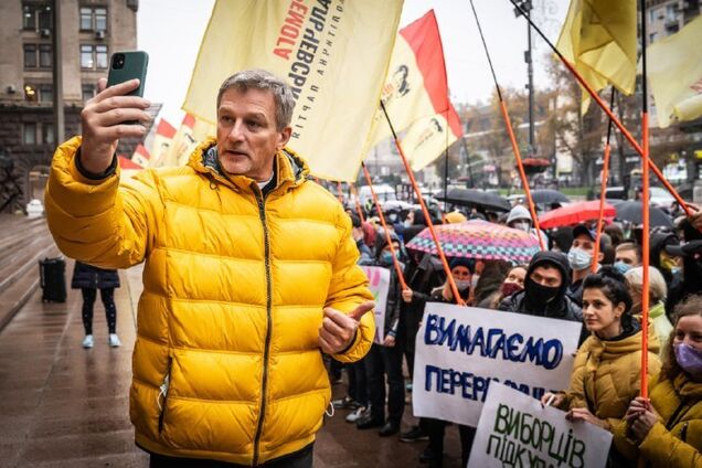 Андрей Пальчевский вместе со сторонниками требует перевыборов под стенами КГГА