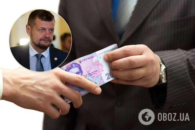 Людям роздавали в конвертах по 1000 гривень