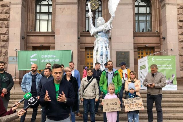 Под стенами КГГА установили 5-метровый монумент Родине-Матери