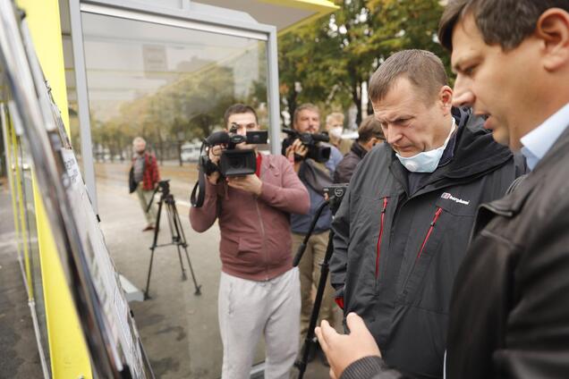 В Днепре меняют внешний вид остановочных комплексов