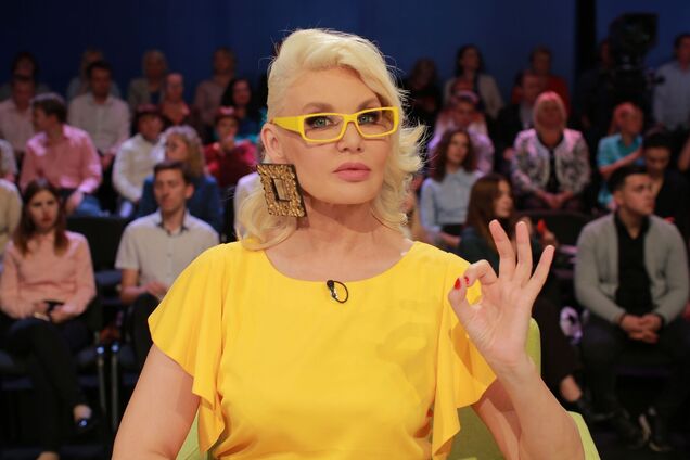 Епатажна українська ведуча показала свій розкішний пентхаус з люстрою за 6 тисяч доларів