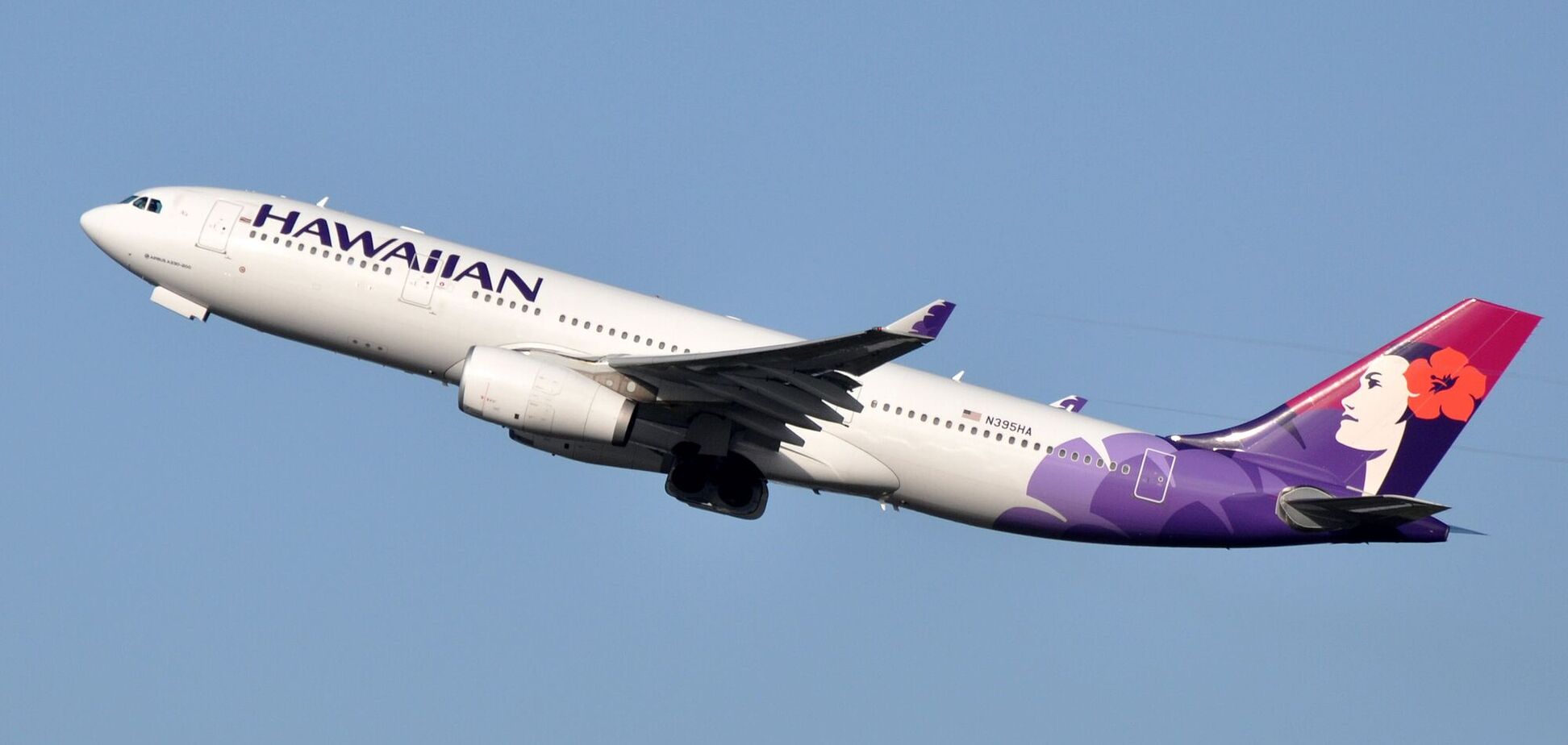 Пассажир попытался выйти из самолета во время полета над океаном