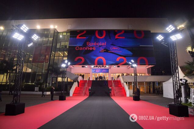 На кинофестивале в Каннах расстелили черную ковровую дорожку