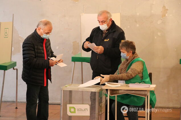 На виборах громадянам Грузії належить зробити вибір між 48 партіями і 2 блоками