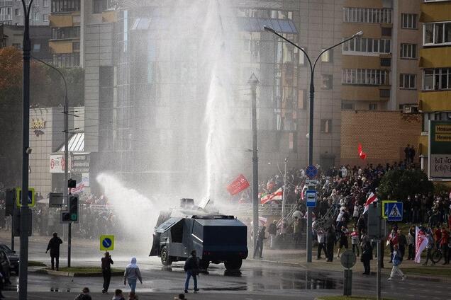 В Минске водомет вышел из строя и окатил самих ОМОНовцев. Видео