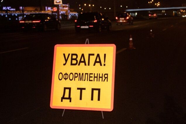 На Дніпропетровщині авто розірвало після зіткнення зі стовпом: є загиблі