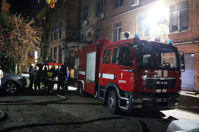 У Дніпрі рятувальники під час пожежі винесли на руках трьох дітей. Фото та відео