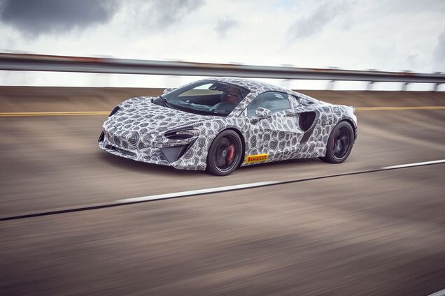 McLaren проводить дорожні тести гібридного суперкара