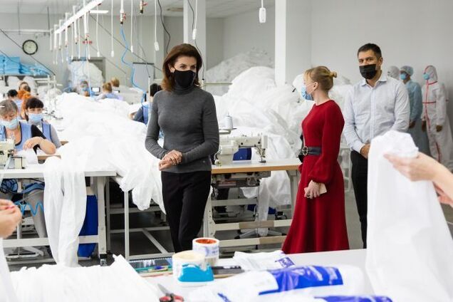 Марина Порошенко побывала на производстве высококачественных защитных медицинских костюмов.