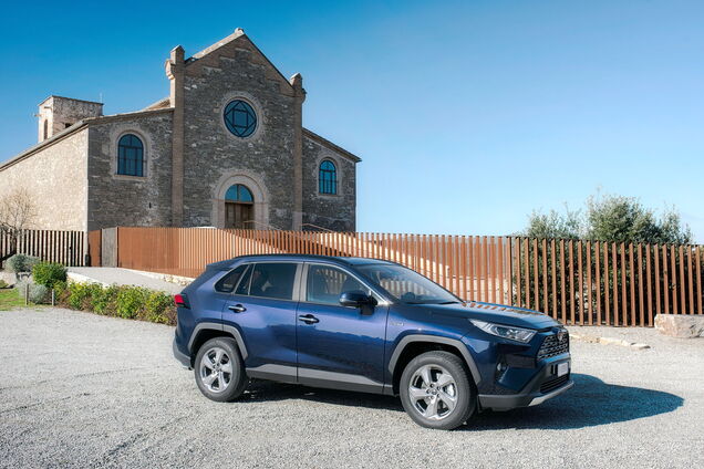 Українці стали купувати більше нових авто