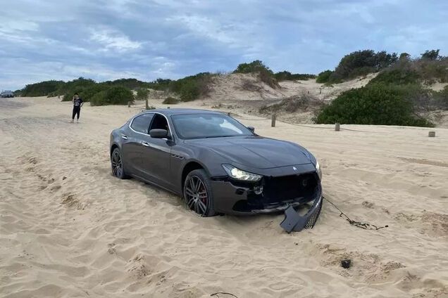 Maserati попытались вытащить из песка: она осталась без передней части |  Новости | OBOZ.UA