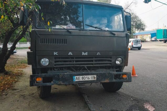 У Дніпрі вантажівка збила дитину, яка вискочила на дорогу. Фото 18+