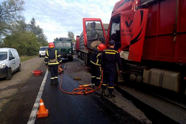 Рятувальники вивільнили водія
