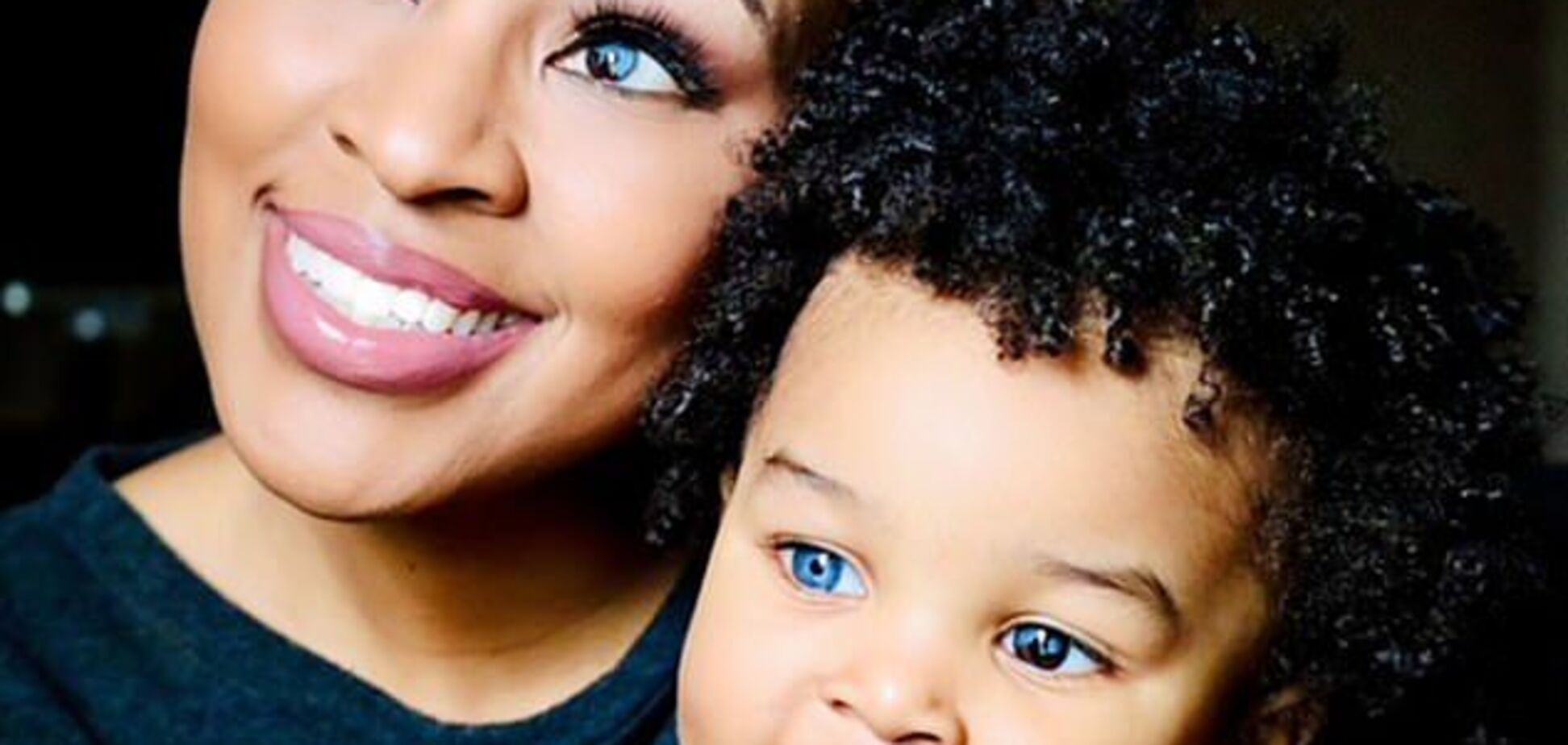 Мать и сын родились с уникальными черно-синими глазами