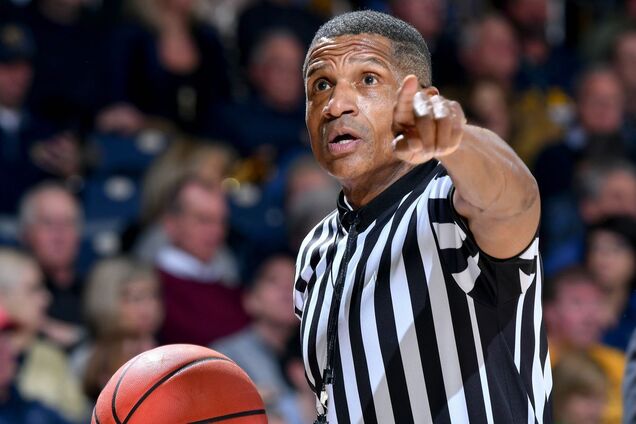 Баскетбольный судья с мячом