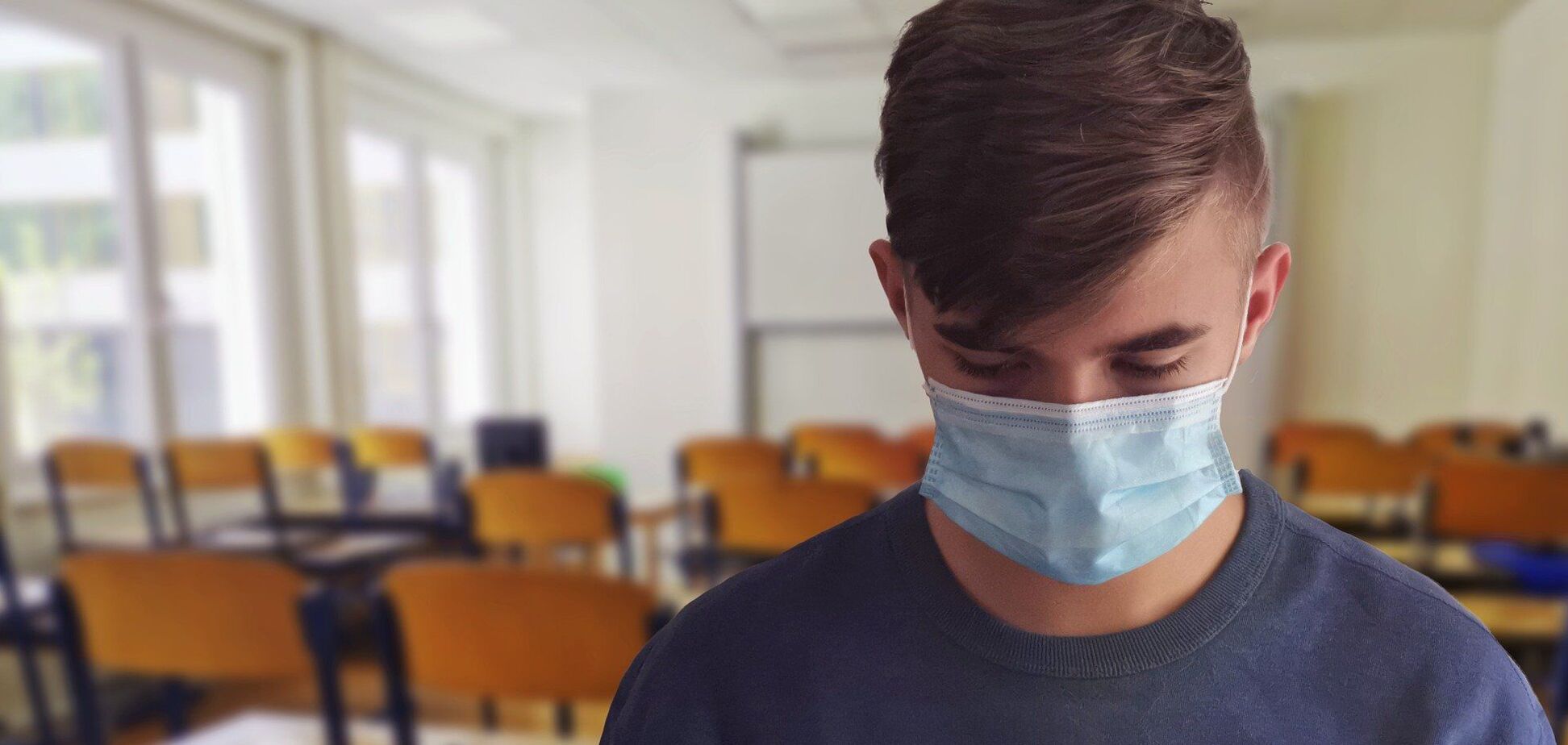 Учень у медичній масці