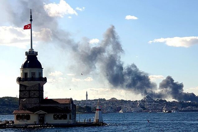 Из здания больницы валит густой черный дым