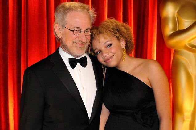 Дочь Стивена Спилберга похвасталась успехами в порноиндустрии